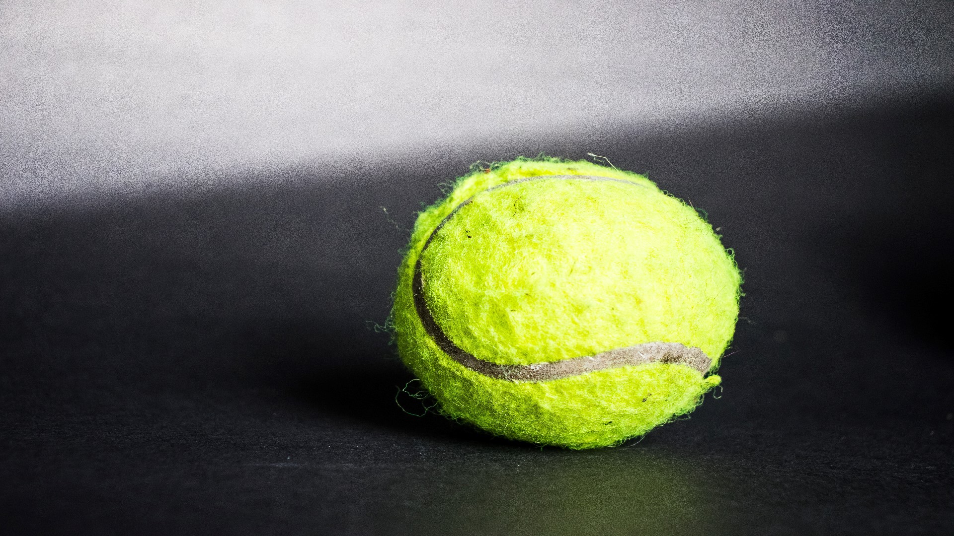 An image of a tennis ball)