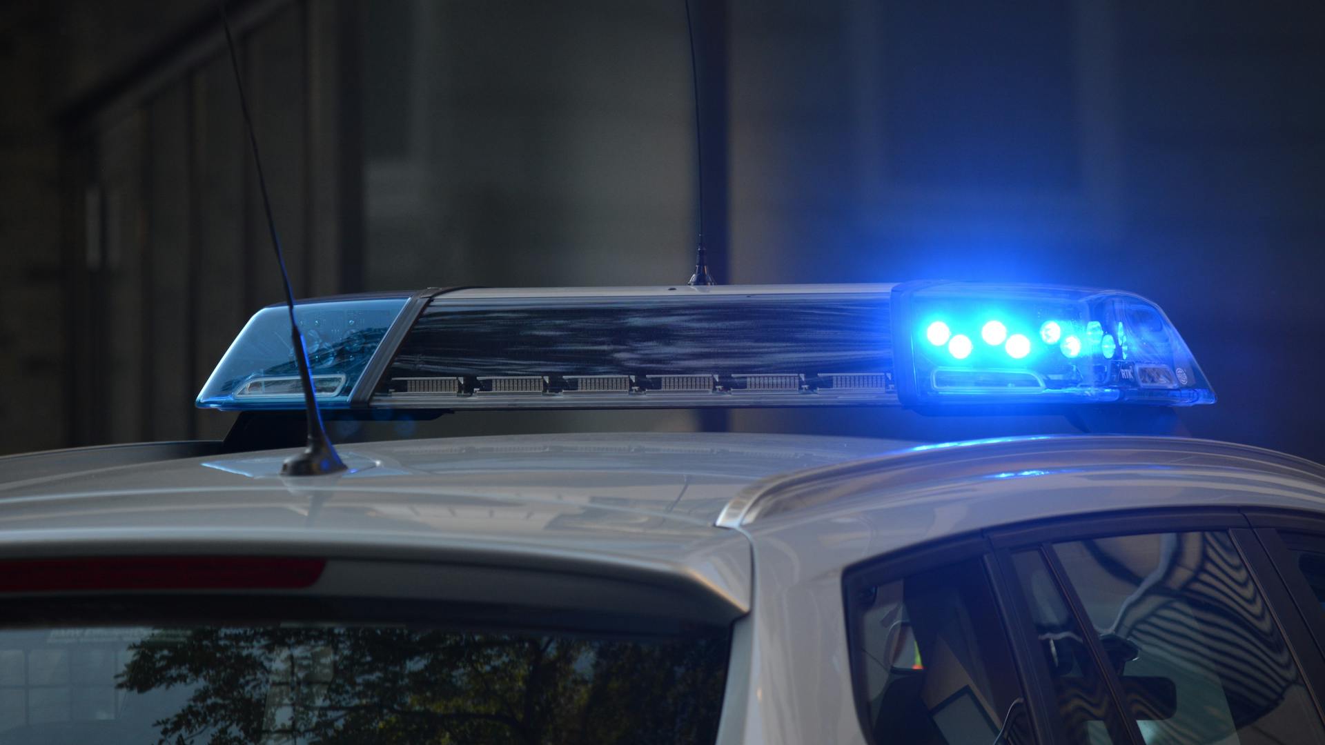 an image showing a police car